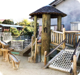 かわいい木製アスレチック | 福岡県行橋市のかざぐるま保育園 | 社会福祉法人ひだまり会の遊具04